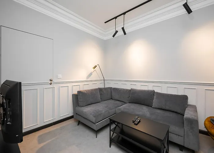 Powisle Riverside Haven By Bookinghost *